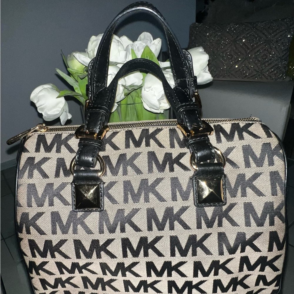 MK black sign canvas/leather Original Almost new!Excellent condition